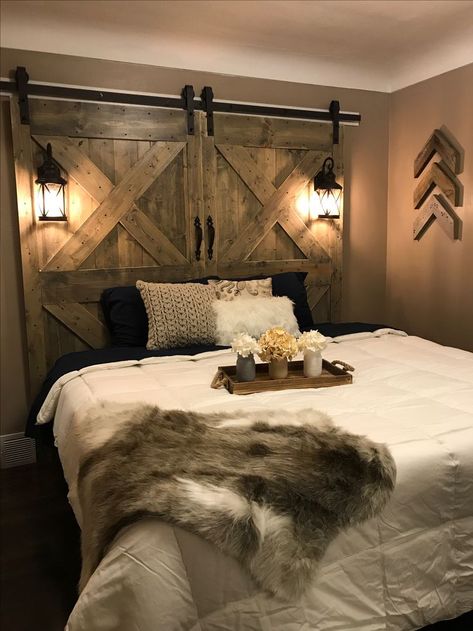 Rustic barn door headboard Rustic Boho Room Decor, Rustic Door Headboard, Barn Door Headboard Diy, Farmhouse Headboard Ideas, Country Bedroom Ideas Farmhouse, Rustic Headboard Ideas, Barn Door Headboard, Country Decor Ideas, Mid Century Hotel