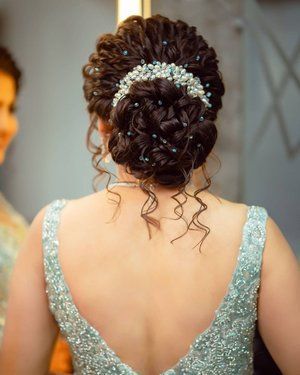 Curly Hairstyles Indian Wedding Bun, Indian Bridal Hairdo With Flowers, Bun Hairstyle With Flower, Curls Bun Hairstyles, Hairbuns Hairstyles Indian, Bun With Flowers Hairstyle, Indian Wedding Hairstyles Buns, Bridal Hair Buns With Flowers, Juda Hairstyle Buns