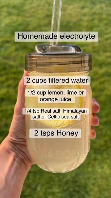 Fun Drink Ideas, Homemade Electrolyte Drink, Sommer Mad, Natural Electrolytes, French Country Front Porch, Diy Outside Christmas Decor, Diy Front Porch Christmas Decor, Outside Christmas Decor, Electrolyte Drink