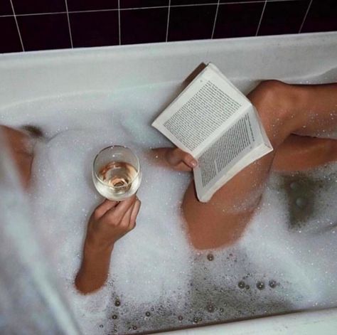 Leia Sfez, Bathtub Photography, Classy Aesthetic, Milk Bath, Trik Fotografi, Glass Of Wine, Photo Instagram, Tgif, Spa Day