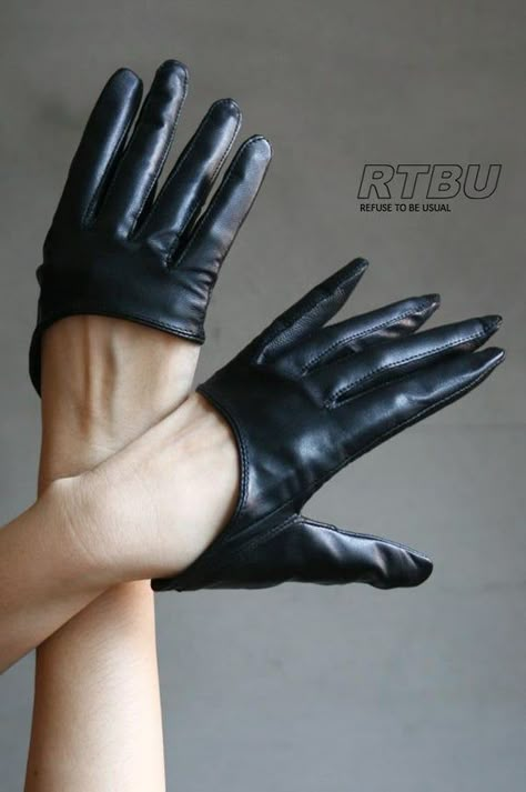 Biker Gloves, Evening Gloves, Fashion Gloves, Runway Model, Gloves Fashion, Black Leather Gloves, Punk Rocker, Fitness Models Female, Runway Models