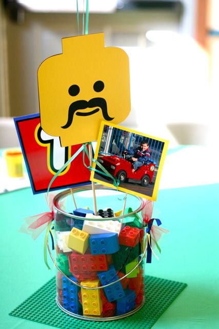 Lego centerpiece. One day we will need this for a boy birthday party :) Lego Birthday Party Ideas, Lego Party Decorations, 4de Verjaardag, Lego Themed Party, Lego Photo, Lego Birthday Party, Lego Blocks, Lego Birthday, Lego Party