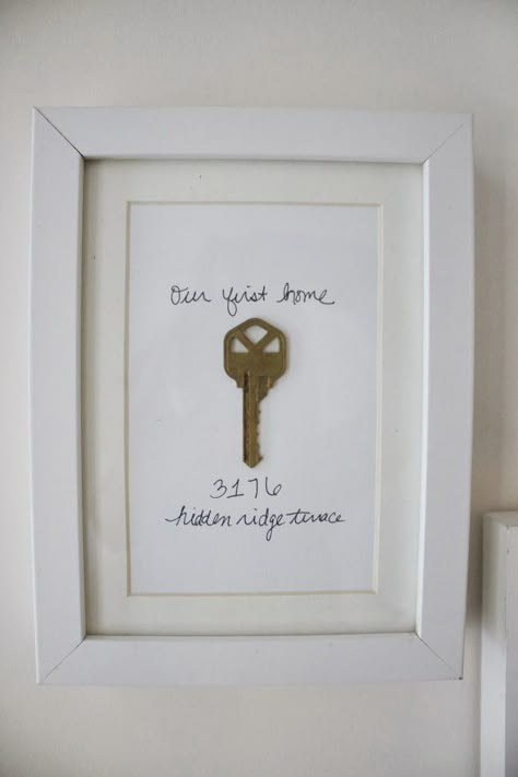 Cute idea: framed key to first officially owned home or condo! It'll be years for that to happen but some day we won't have to move every 4 years Bar In Casa, First Apartment Decorating, Diy Wand, Decor Ikea, House Keys, First Apartment, Décor Diy, Sweet Life, Cheap Home Decor