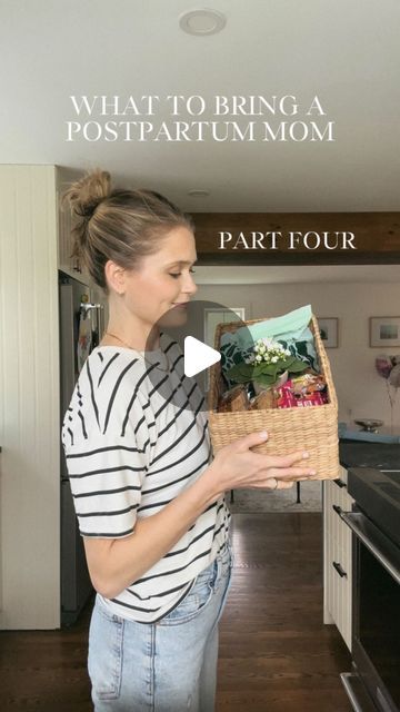 Katherine Sylvester on Instagram: "Postpartum grab & go snack basket!   Trust me- a gift like this will be SO appreciated! Any food like this that’s easy to grab and go in the middle of the night or on your way to your next breastfeeding session, is soooo helpful.   Stay tuned for the recipes in my stories and follow along for more ideas!   Shirt is from @calledtosurf 💙  #postpartum #postpartumhealth #postpartumdoula #doula #doulalife #postpartumrecovery #postpartumdiet" Postpartum Mom Gifts, Postpartum Snack Ideas, Postpartum Gift Ideas, Postpartum Snack Basket, Postpartum Basket For Mom, Breastfeeding Gift Basket, Postpartum Care Basket, Postpartum Basket, Postpartum Gift Basket