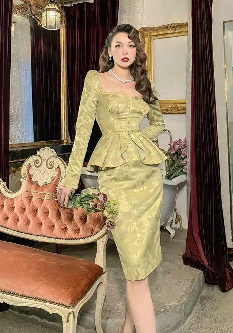 Modern Day Royalty Outfits, 1950s Female Fashion, 50s Hollywood Fashion, Old Money Outfits Fancy, 1950s Rich Fashion, Vintage Dresses 50s Classy, Winny Le Palais Vintage, Rich Aunt Outfits, Modern Retro Outfits For Women