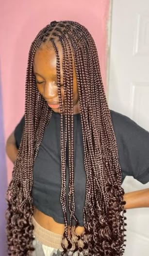 Curly Ends Knotless Box Braids Brown And Black Knotless Braids With Curls, Medium Knotless Box Braids Curly Ends, Mid Length Box Braids With Curly Ends, Braids With Curls Peekaboo, Box Braids Without Curls, Knotless Smedium Braids With Curly Ends, Knotless Box Braids With Curls At End, Normal Braids Hairstyles, Knotless Braids Without Curls