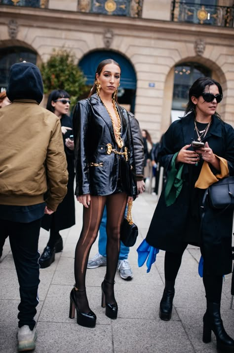 Paris Street Style 2023 Winter, Paris Spring Fashion 2023, Spring 2023 Fashion Trends Street Style, New York Fashion Week 2023, Rock Street Style, Nyfw 2023, Paris Fashion Week 2023, Fashion Week Spring 2023, Paris Spring Fashion