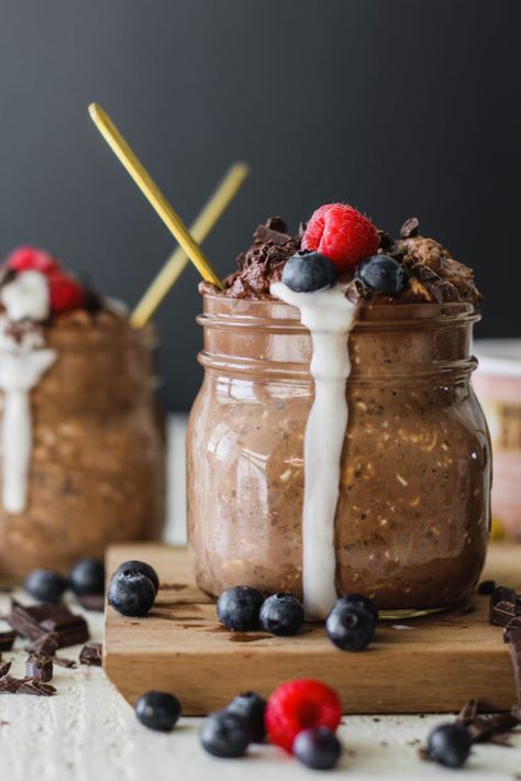 Hot Chocolate Overnight Oats - Flora & Vino Overnight Oats With Chocolate, Oats With Chocolate, Chocolate Cashew, Chocolate Overnight Oats, Almond Milk Yogurt, Overnight Oatmeal Recipes, Quick Meal Prep, Sweet Jars, Chocolate Oats