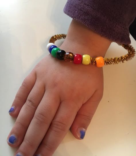 Preschool Bracelet Craft, Thanksgiving Necklace Preschool, Thanksgiving Bracelets For Kids, Thankful Bracelet Craft, Thanksgiving Bead Craft, Thanksgiving Friendship Bracelet, Thanksgiving Bracelet Story, Thanksgiving Bracelet Ideas, Thanksgiving Bead Bracelet