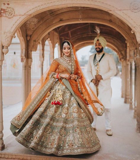 Unique And Trending Dupatta Draping Ideas For Brides! Sikh Wedding Photography, Dupatta Draping, Bride Groom Photoshoot, Draping Ideas, Sikh Bride, Groom Photoshoot, Wedding Lehenga Designs, Indian Bride Outfits, Bridal Lehenga Collection