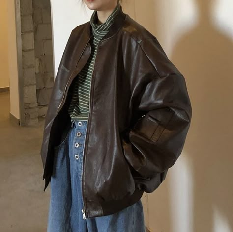 Woman Outfit Aesthetic, Look 80s, Styles Of Fashion, Style Bubble, Woman Outfit, Swaggy Outfits, Brown Leather Jacket, 가을 패션, Outfit Aesthetic