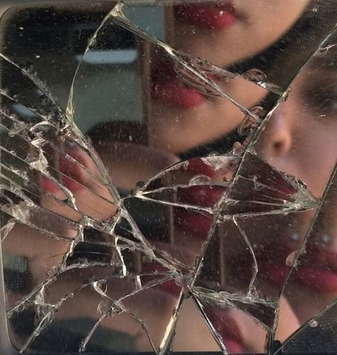 Feminine Rage, Female Rage, Fotografi Vintage, Broken Mirror, Photographie Portrait Inspiration, 사진 촬영 포즈, Foto Poses, Broken Glass, Foto Ideas Instagram