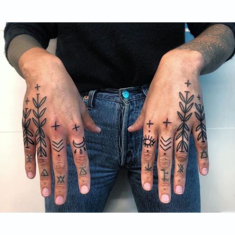 Fingers Tattoo, Finger Tats, Hand And Finger Tattoos, Inspiration Tattoos, Disney Tattoo, Arrow Tattoos, Finger Tattoo, Diy Tattoo, Tattoo Love