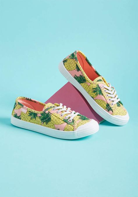 Gotta have these Rocket Dog Flavorful Finesse Canvas Sneaker. What are those even... pineapples? 1950s Shoes, Vintage Fashion 1950s, Smart Shoes, Saddle Shoes, Fashion 1950s, Shoes Ideas, Vintage Ideas, Rocket Dog, Kitten Heel Pumps