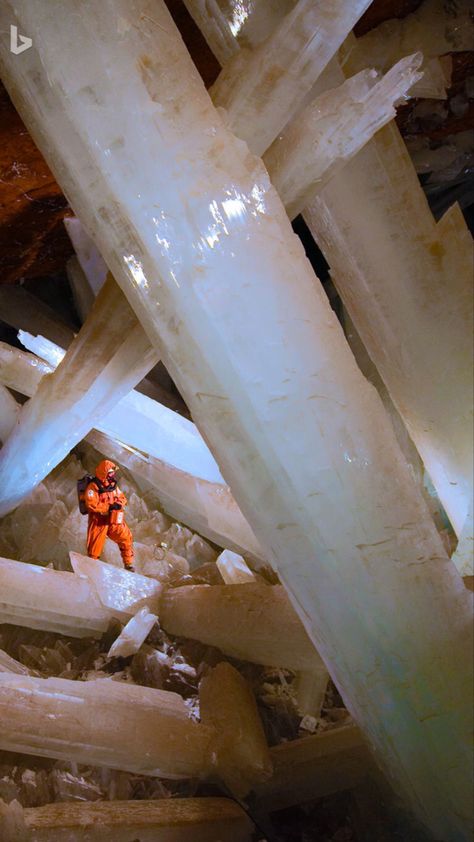 These gypsum crystals in the Naica Mine were formed over 500,000 years in underground hot springs. Cave Of Crystals Mexico, Giant Crystal Cave, Crystal Cave Mexico, Cave Of Crystals, Cave Crystals, Gem Cave, Gemstone Texture, Crystal Caves, Giant Crystal