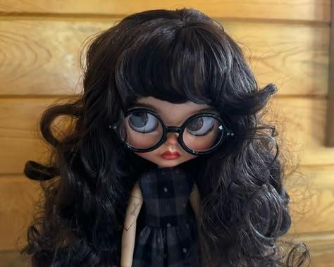 big eyes big hair and some scissors | Instagram Blythe Dolls Curly Hair And Glasses, Blythe Doll Curly Hair Glasses, Blythe Doll Pfp Brown Skin, Black Blythe Dolls, Andrea Core, Bangs And Glasses, Enya Umanzor, Brown Wavy Hair, Big Eyes Doll