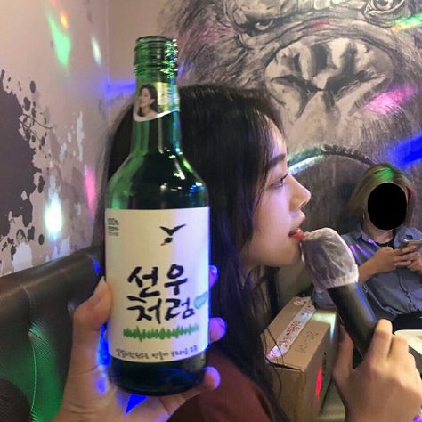 Korean Soju, Seoul Aesthetic, Asia Aesthetic, Korean Travel, Drunk Friends, Korean Friends, Seoul City, Photo Icon, Aesthetic Snow