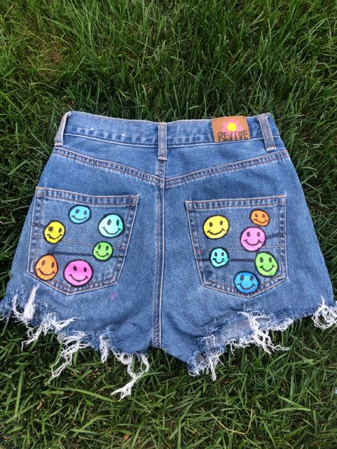 Fabric Paint Jeans Ideas, Painting Jean Shorts Ideas, Jean Short Painting Ideas, Painted Shorts Aesthetic, Painting Shorts Ideas, Jean Shorts Painting Ideas, Pinturas Em Shorts Jeans, Painted Shorts Ideas, Shorts Painting Ideas