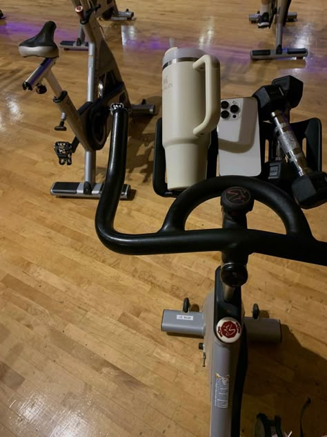 Spin Class Outfit Aesthetic, Cycle Workout Aesthetic, Exercise Bike Aesthetic, Spin Classes Aesthetic, Cycle Bar Aesthetic, Cycling Class Outfit, Spinning Aesthetic Workout, Cycling Workout Aesthetic, Spin Cycle Aesthetic