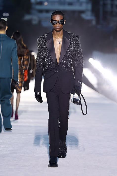 Versace’s Fall 2023 Show in Los Angeles Brought Out All the Stars Versace Fw23, Black Men Suits Fashion, Formal Attire For Men, Simple Clothes, Menswear Runway, Designer Suits For Men, Prom Suits, Versace Outfit, Donatella Versace