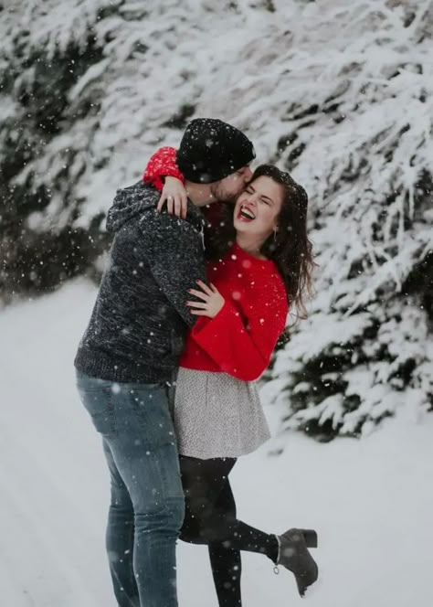 Snow Proposal, Winter Couple Pictures, Couple Photography Winter, Snow Couple, Snow Photoshoot, Snow Photography, Winter Photoshoot, Winter Engagement Photos, Couple Picture Poses