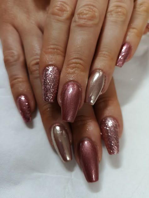 Champagne Color Nails Rose Gold, Copper Nails Designs Rose Gold, Dark Rose Gold Nails, Rose Gold Winter Nails, Matalic Nails Short, Rose Gold Wedding Nails, Rose Gold Christmas Nails, Rose Gold Gel Nails, Champagne Gold Nails