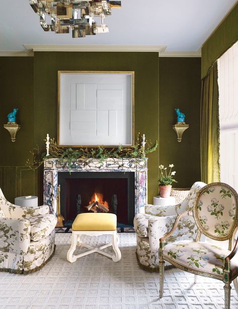 In David Oliver and Veere Grenney’s drawing room in London, olive walls ballast pale chintz and milky marble. (Photo: David Oliver) Veere Grenney, Dark Green Bathrooms, Holiday Interior, Trendy Sofas, London Townhouse, Home Furnishing Stores, Design Salon, Green Rooms, A Living Room