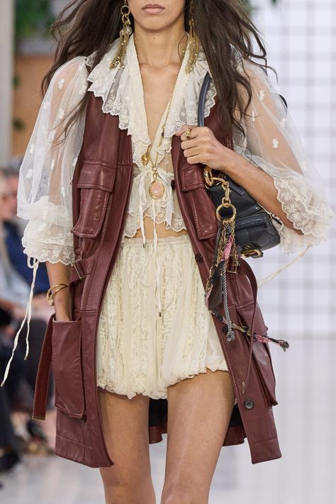 Chloé Spring 2025 Ready-to-Wear
https://www.vogue.com/fashion-shows/spring-2025-ready-to-wear/chloe/slideshow/detail#60 Chloe Spring 2024, Chloe 2024 Fall, Lux Fashion, Moda Paris, Casual Dinner Outfit, Fashion Week Spring, Spring Outfit, Paris Fashion, Chloe