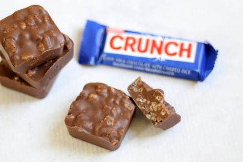 Nestle Crunch Bars, Movie Theater Candy, Homemade Chocolate Candy, Homemade Candy Bars, Nestle Crunch, Crunch Bars, Crunch Recipe, Desert Ideas, Crunch Bar