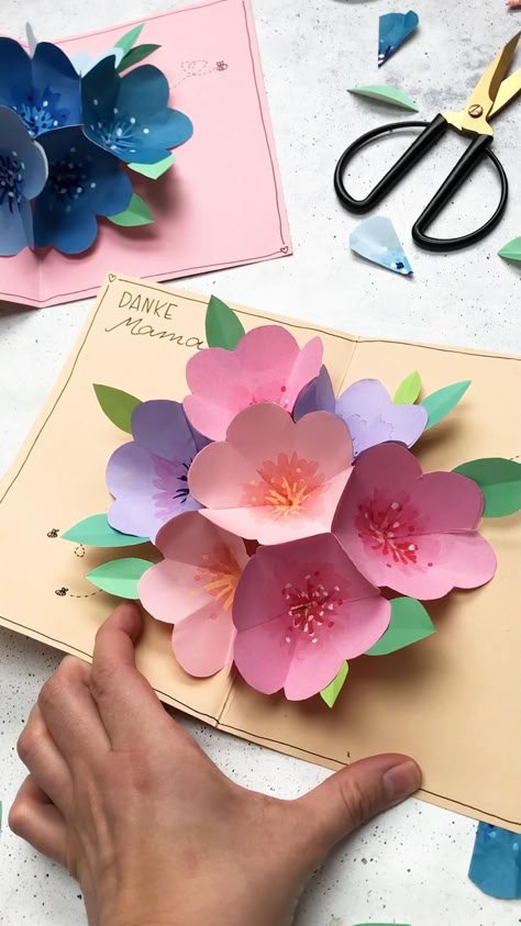 Hadiah Diy, Paper Flower Garlands, Kraf Kertas, Diy Birthday Gifts For Friends, Instruções Origami, Seni Dan Kraf, Diy Gift Set, Easy Paper Crafts Diy, Handmade Paper Crafts