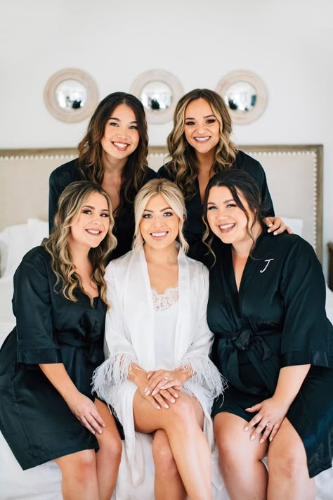 Bridesmaid Pjs Pajama Set Black, Bride And Bridesmaid Robes Pictures, Bridesmaid Poses Getting Ready, Bridal Party Robe Pictures, Wedding Picture Ideas With Bridal Party Getting Ready, Bridesmaid Photo Ideas Getting Ready, Bridesmaid Getting Ready Outfit Black, Bridal Pjs Getting Ready, Getting Ready Inspo Pics