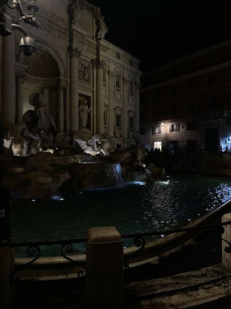 Rome At Night Aesthetic, Trevi Fountain Night, Italy Night Aesthetic, Chiara Altieri, Rome At Night, Trevi Fountain Rome, Photography Iphone, Wallpaper Photography, Italy Summer