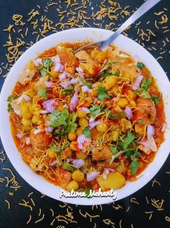 Aloo Tikki Matar Chaat Chat Recipes, 45 Birthday, Samosa Chaat, Desi Street Food, Street Food Recipes, Puri Recipes, Pakora Recipes, Spicy Snacks Recipes, Veg Snacks