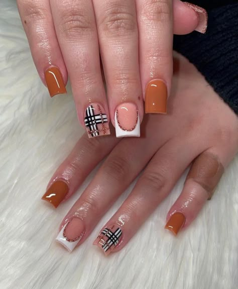 Square Nails Thanksgiving, Acrylic Nail Designs Thanksgiving, Fall White Nail Designs, Scarecrow Acrylic Nails, Thanksgiving Nail Ideas Square, Thanksgiving Nails For Kids Easy, November Nails Ideas Short Square, Fall Nails Shorties, Fall Acyrilics Nails Short