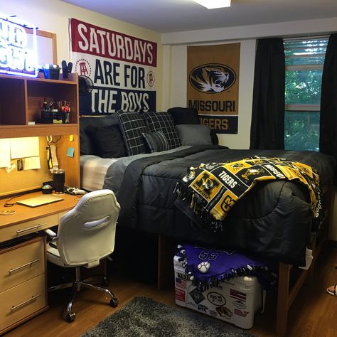 Single Double Dorm Room Ideas, Single Dorm Room Ideas For Guys, College Guy Room Ideas, Single Room Decoration Ideas For Men, Dorm Decorations For Guys, Uni Room Ideas Uk Men, Men Room Essentials, Cool Room Ideas For Guys Bedrooms, Single Room Design For Men