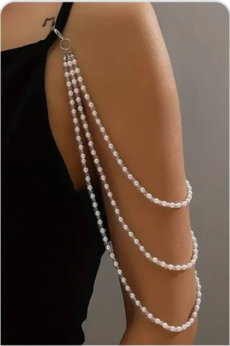 Pearls Chain Designs, Body Chains Jewelry, Beaded Body Jewelry, Dress Jewelry Ideas, Body Chain Outfit, Beaded Clothes, Pearl Body Chain, Pearl Look, Glam Accessories