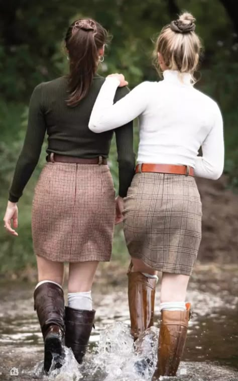 Countryside Summer Outfit, Huntress Outfit, Irish Outfit, Outfits Mini Skirt, Womens Outdoor Fashion, Preppy Equestrian, Mini Skirt And Boots, Countryside Fashion, British Country Style