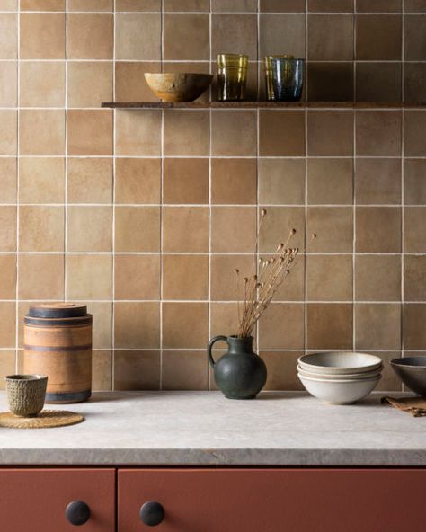 Kitchen Back Wall Tiles, 70s Tiles Kitchen, Kitchen Tiles Inspiration, Brown Tiles Kitchen, Kitchen Wall Tiles Ideas, Tile Splashback Kitchen, Brown Kitchen Tiles, Treehouse Kitchen, Machuca Tiles