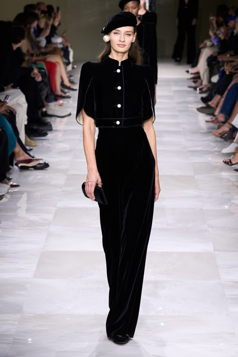 Giorgio Armani Dress, 2024 Couture, Armani Fashion, Armani Dress, Armani Collection, Armani Women, Velvet Clothes, Moda Chic, Armani Prive