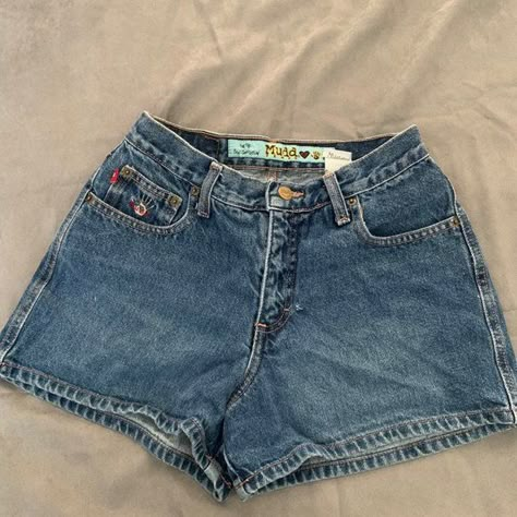 Mudd vintage lowrise denim shorts Trendy Denim Shorts, Jean Shorts Vintage, Cute Shorts Aesthetic, Denim Shorts Aesthetic, Jean Shorts Aesthetic, Aesthetic Denim Shorts, Short Jorts, 90s Denim Shorts, Low Waisted Shorts