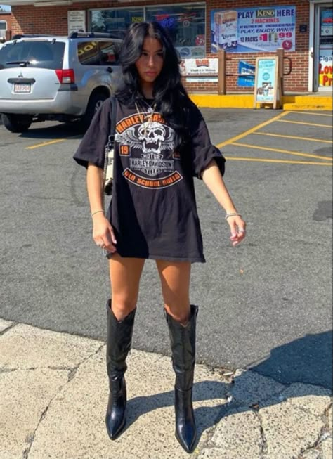 Harley Davidson Aesthetic Outfit, Big T Shirt Outfits Street Style, Chili Fest, Band Tee Outfits, Vegas Outfits, Coachella Style, Oversize Tshirt Outfits, Outfit Black Women, Tailgate Outfit