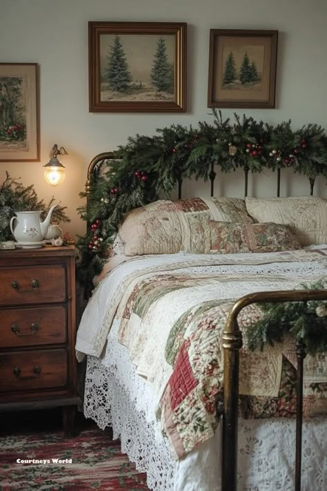 Cozy Christmas Bed, Antique Brass Bed Bedroom Ideas, Vintage Quilt Bedding, Vintage Bed Aesthetic, Christmas Cottage Decor Ideas, Cozy Guest Room Ideas, Cottage Core Christmas Decor, Old Money Christmas Decor, Small Bedroom Christmas Decor