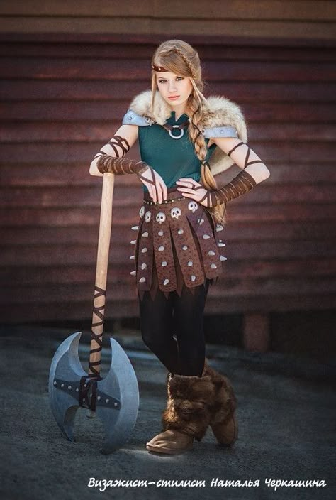 Viking Halloween Costume Women, Vikings Costume Diy, Astrid Costume, Astrid Cosplay, Viking Halloween, Viking Halloween Costume, Vikings Halloween, Viking Party, Halloween Costume Women