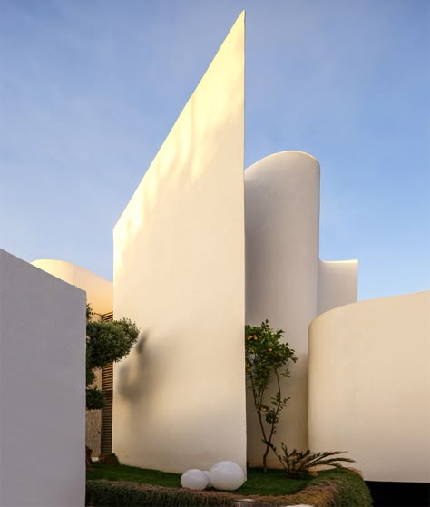 Mohamed Amine Siana combines flat planes and wavy walls at Villa Z in Casablanca Architecture Cool, Moroccan Houses, Facade Architecture, Villa Design, Architectural Inspiration, Facade House, Architecture Project, Contemporary Architecture, Amazing Architecture