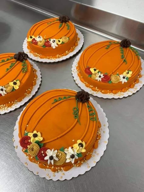 Pumpkin Cake Ideas Birthday, Fall Cakes Decorating Autumn Leaves, Easy Fall Birthday Cake Ideas, Fall Chocolate Cake Decorating, Woodland Baking Ideas, Fall Design Cakes, Pumpkin Decor Cupcakes, Cake Pumpkin Decoration, Turkey Cake Decorating Ideas