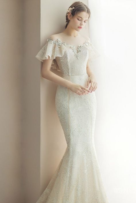 Sleeve Bride Dress, Wedding Gown Short, Off The Shoulder Wedding Gown, Gown 2023, Elegant Wedding Photos, Bridle Dress, Romantic Elegant Wedding, Gaun Koktail, Wedding Dresses Taffeta