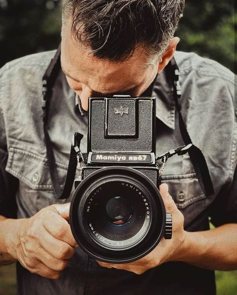 5 Awesome Medium Format Film Cameras for Beginners » Shoot It With Film Medium Format Film Camera, Medium Format Film Photography, Retro Camera Aesthetic, Camera Reference, Best Film Cameras, Vintage Cameras Photography, Lens Eyes, Rolleiflex Camera, Mamiya Rb67