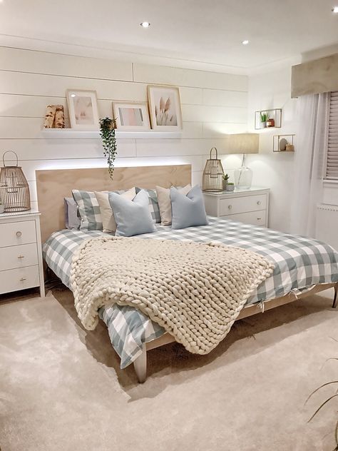 Shiplap Room, Shiplap Bedroom, Wall Decor Master, Bedroom Wall Decor Ideas, Feature Wall Bedroom, White Shiplap Wall, Bedroom Wall Designs, Bedroom Wall Hangings, Accent Wall Bedroom