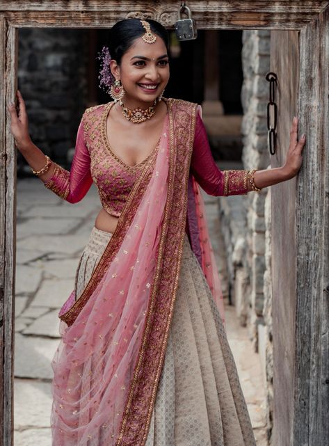 Lehanga Shawl Wearing Style, Blouse Designs Latest 2023, Shirt Blouses With Lehenga, Dhawani Designs, Wedding Lehenga Blouse Designs, Lehenga Blouse Designs Latest, Blouse Design Lehenga, Wedding Lehenga Blouse, Dhavani Designs