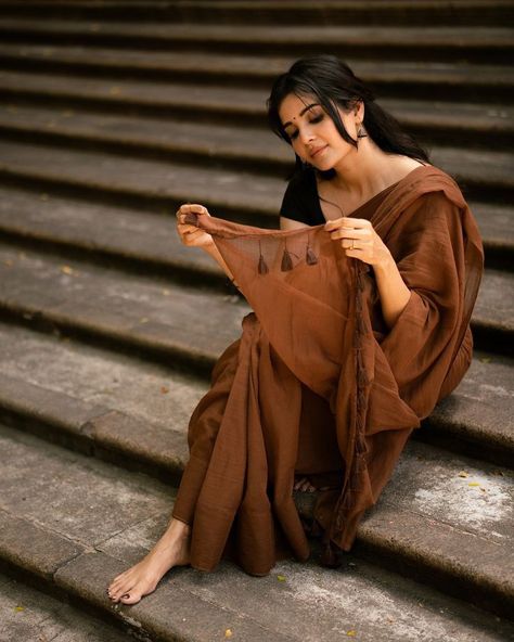 Traditional Saree Photoshoot Poses In Temple, Traditional Pics Ideas, Saree Poses Aesthetic, Aesthetic Saree Photography, Photo Poses In Saree, Traditional Saree Poses, Saree Poses Photoshoot Ideas, Aesthetic Saree Poses, Saree Photo Shoot